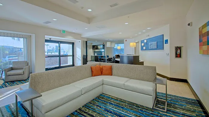 Holiday Inn Express & Suites Costa Mesa, an IHG Hotel